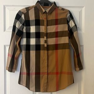 Burberry authentic woman cotton half sleeve shirt.Size S.